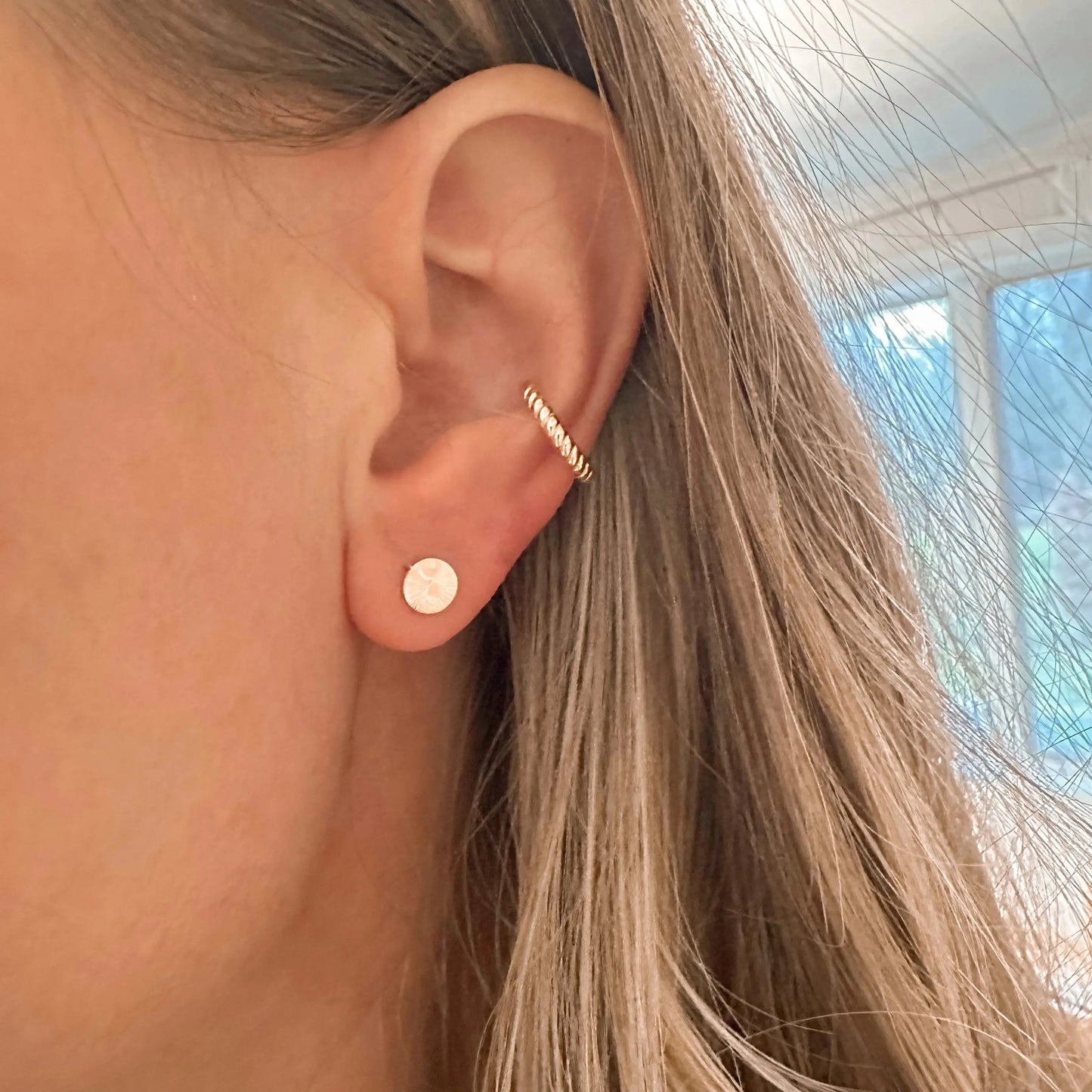 Textured disc studs - gold Lise's Pieces