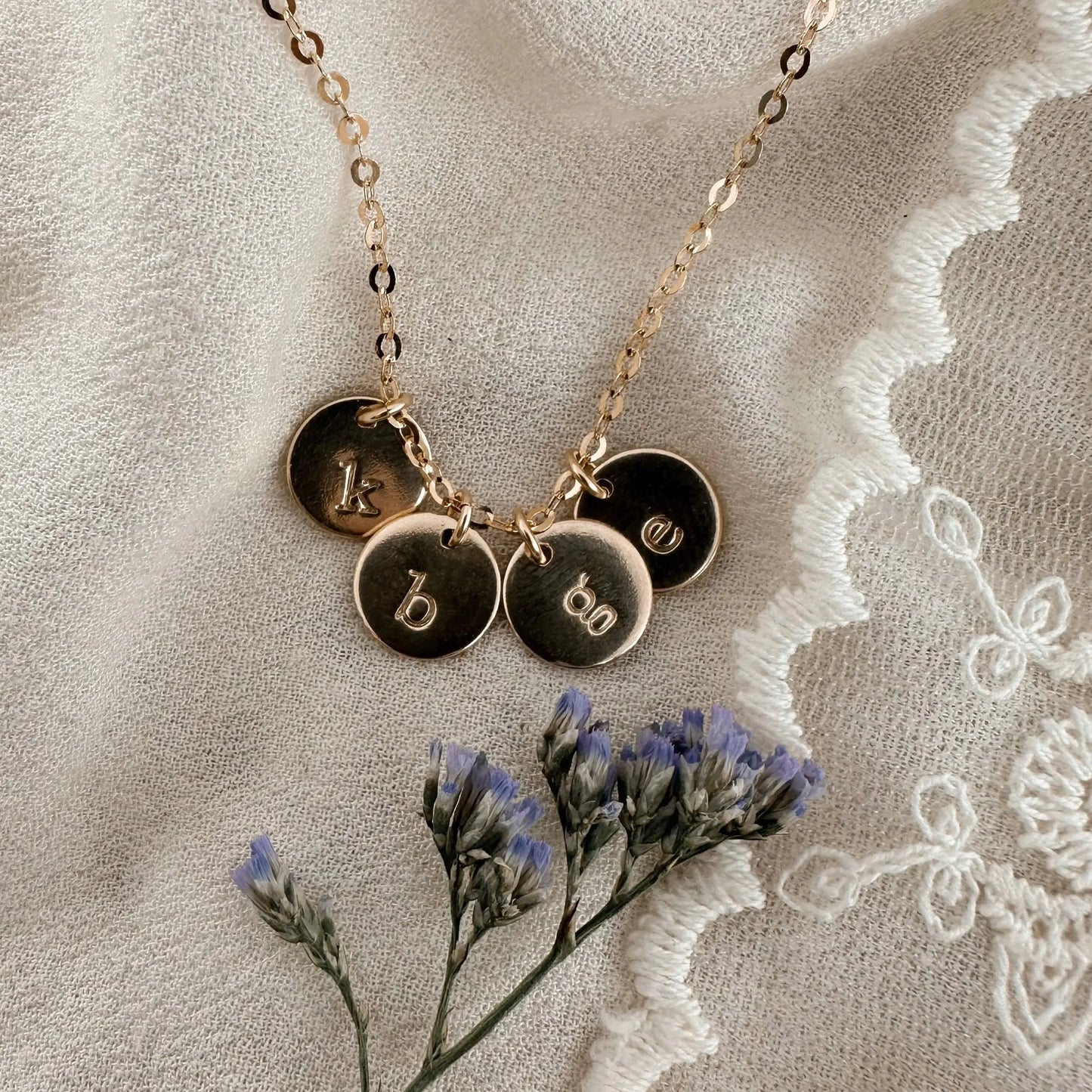Custom initial disc necklace - gold Lise's Pieces
