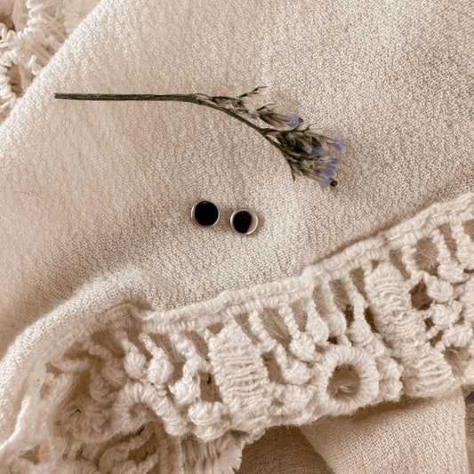 Tiny dot studs - silver Lise's Pieces