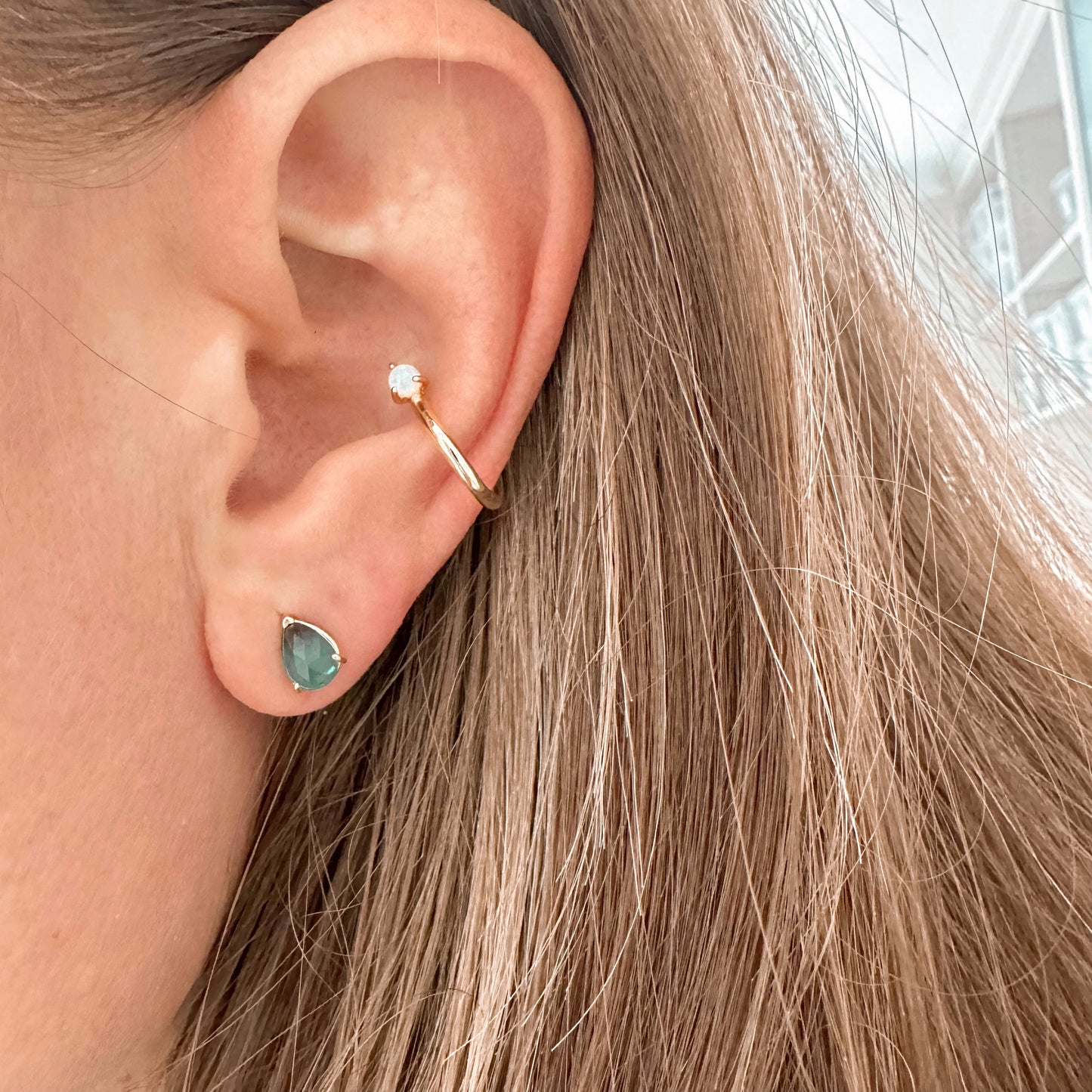 Emerald teardrop studs - gold