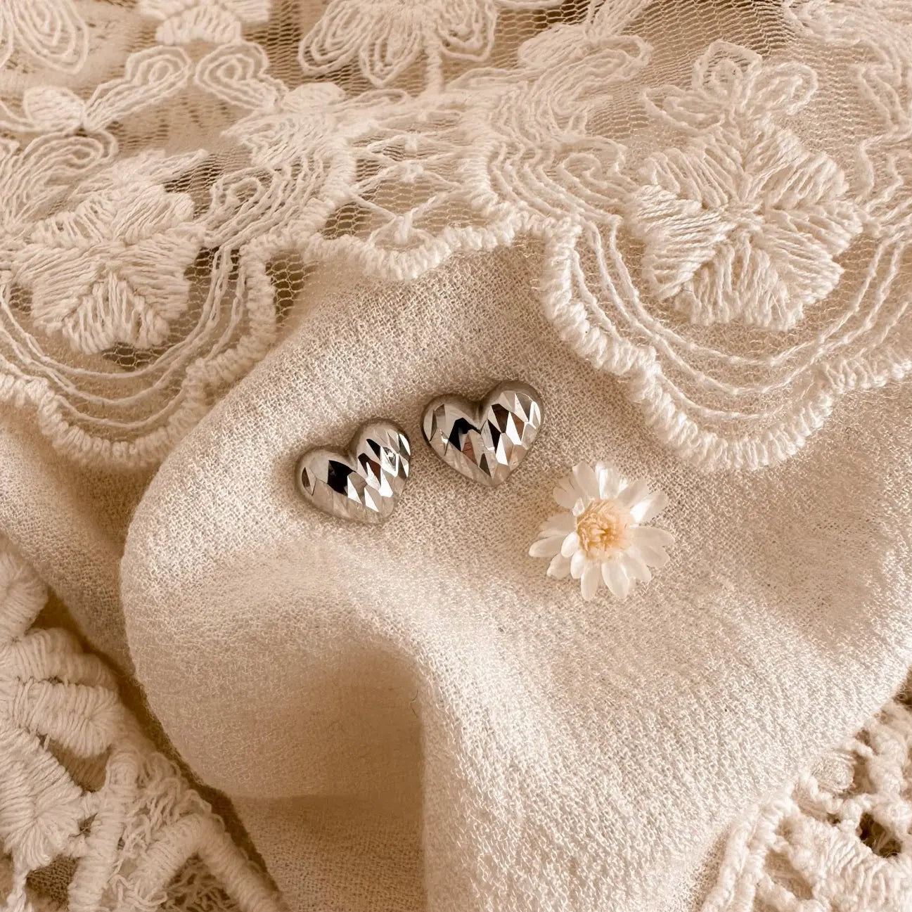 Textured heart studs - silver Lise's Pieces