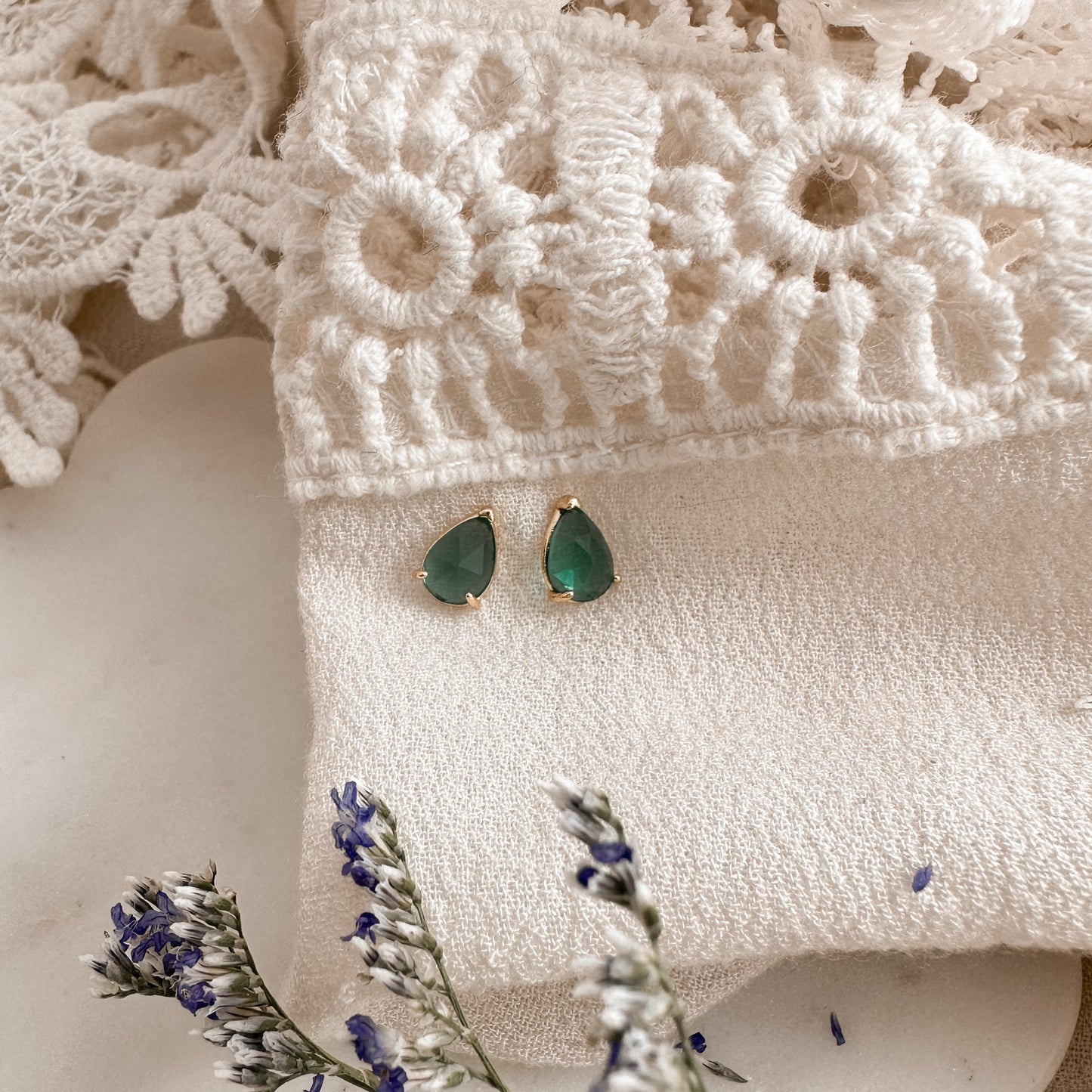 Emerald teardrop studs - gold