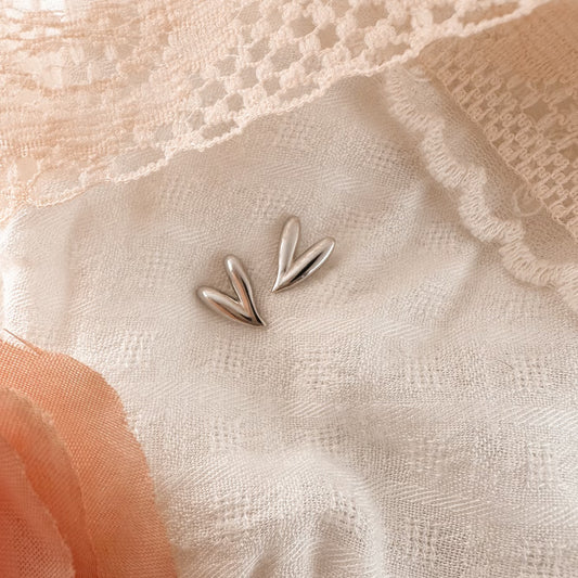 Script heart studs - silver