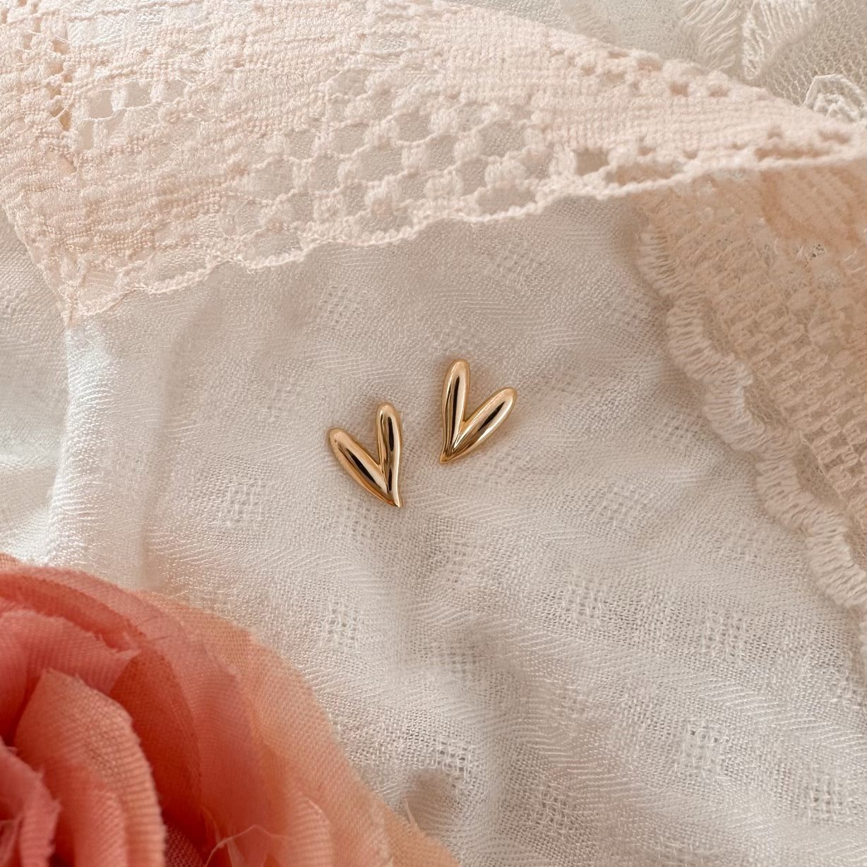 Script heart studs - gold