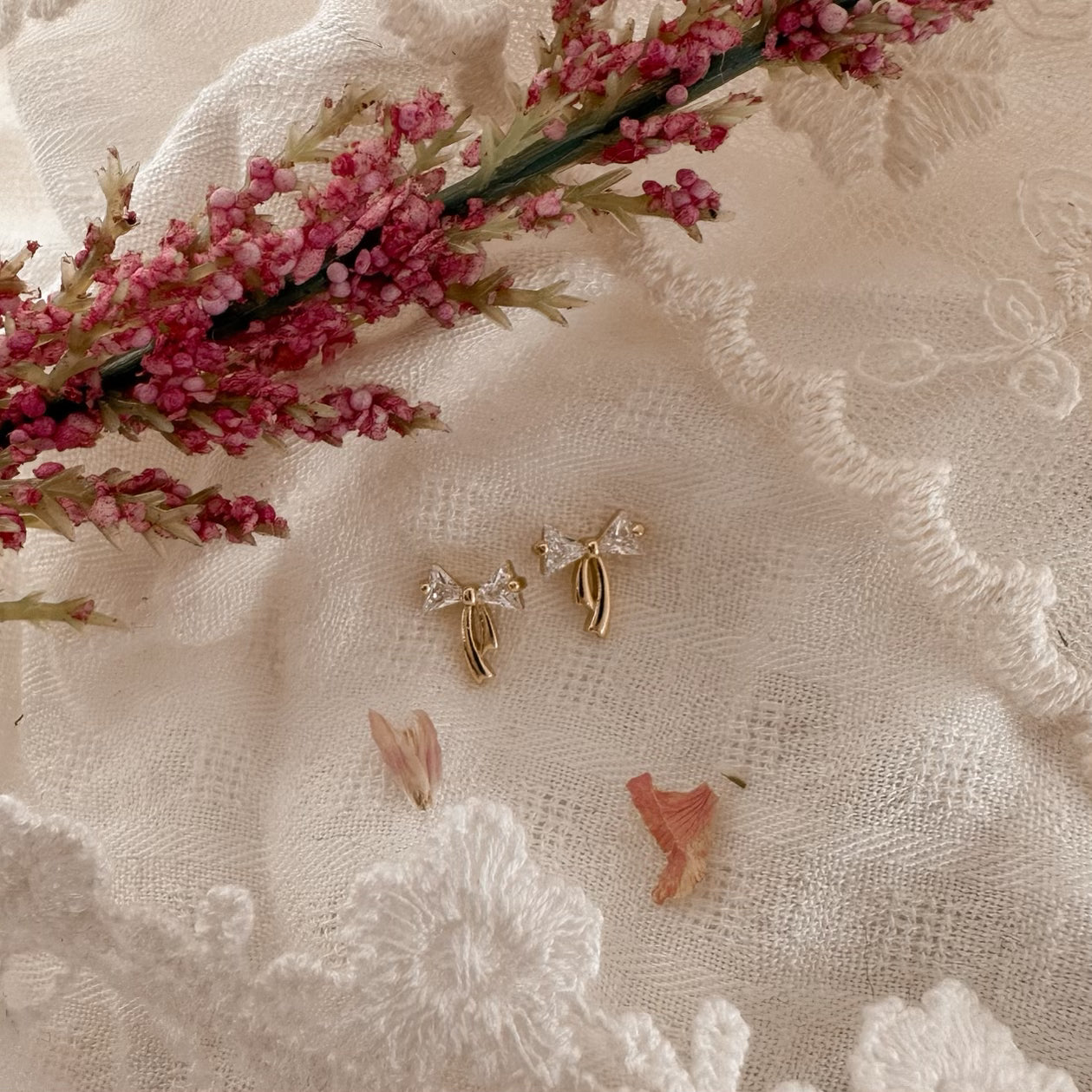 Crystal bow studs - gold