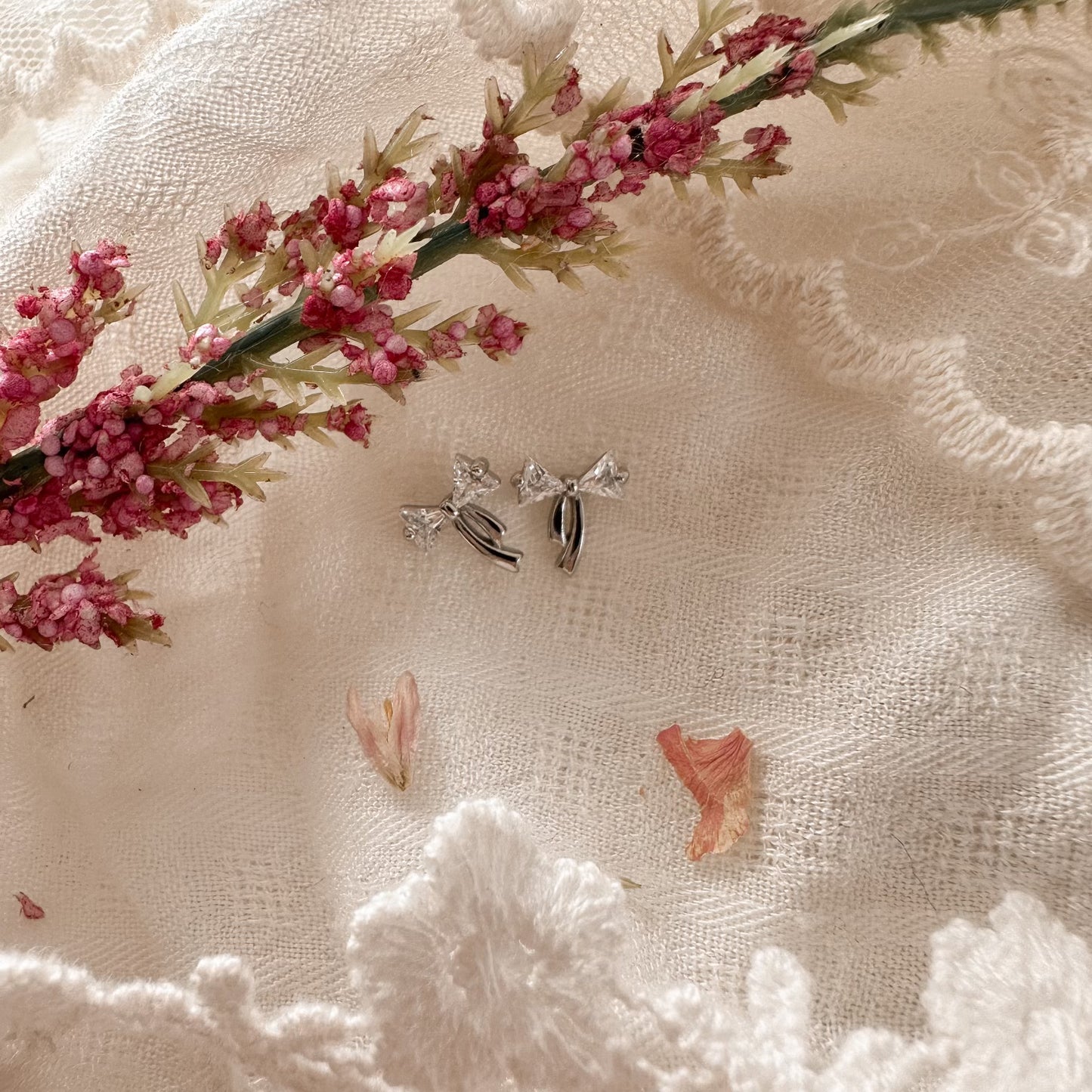 Crystal bow studs - silver