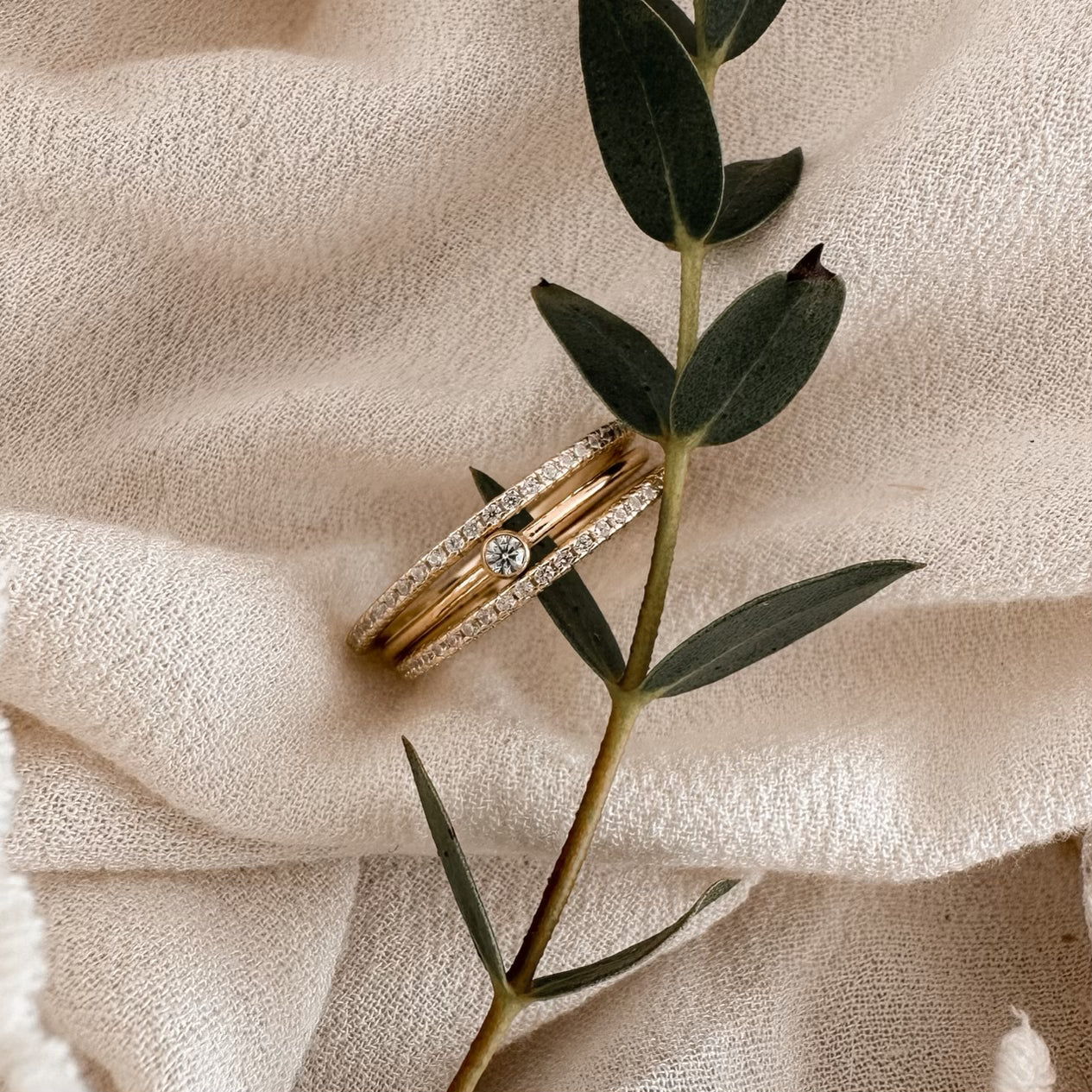 Single stone crystal ring - gold