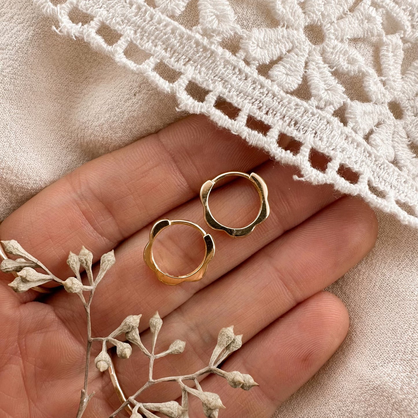 Scalloped hoops - gold