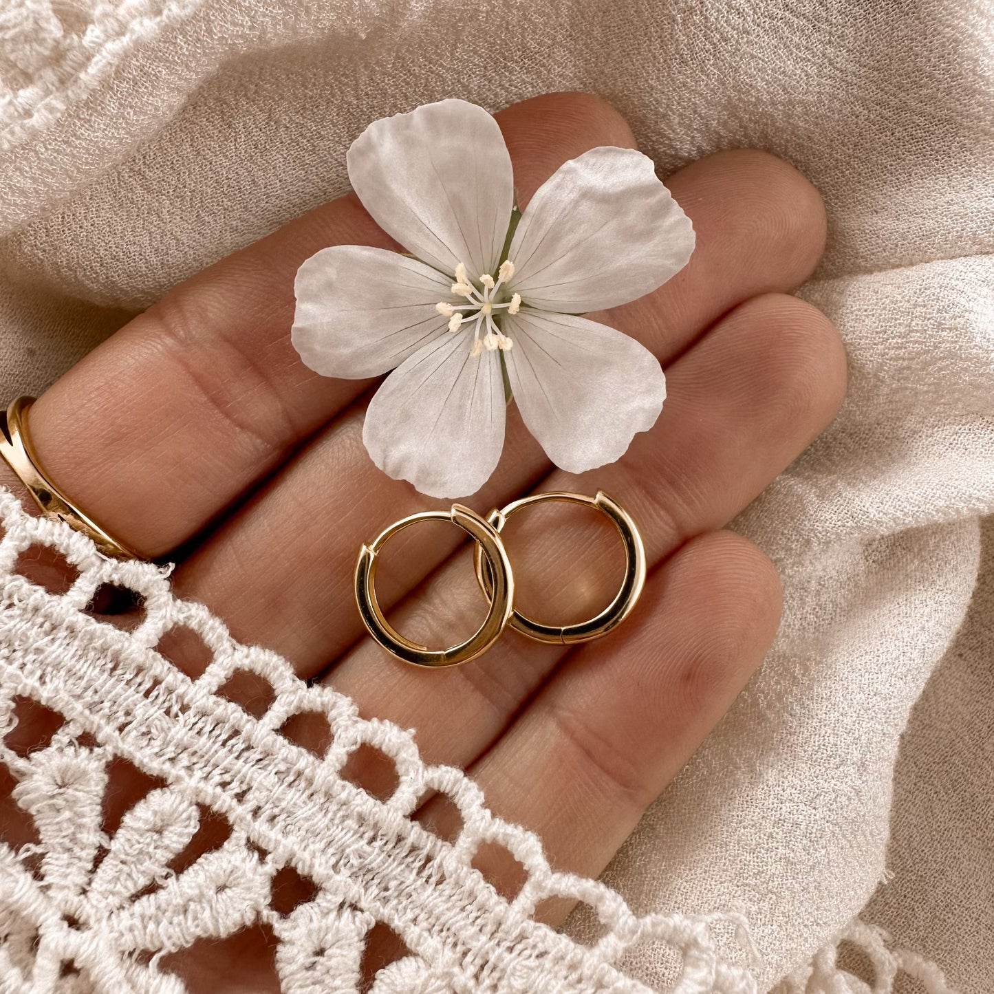 Everyday snap hoops - 10mm gold