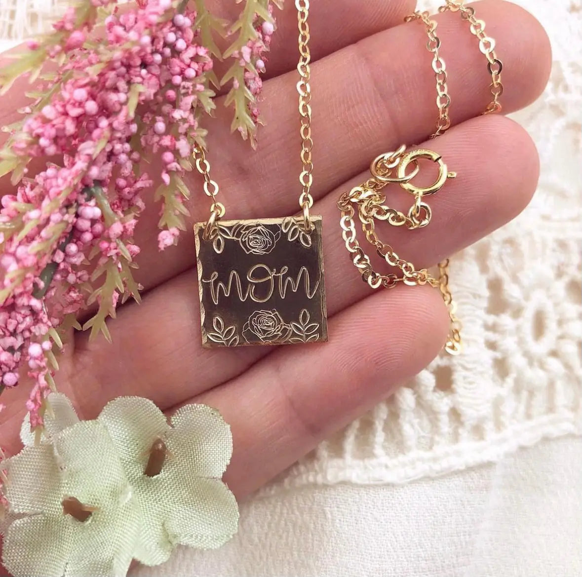 Mom square necklace - gold Lise's Pieces