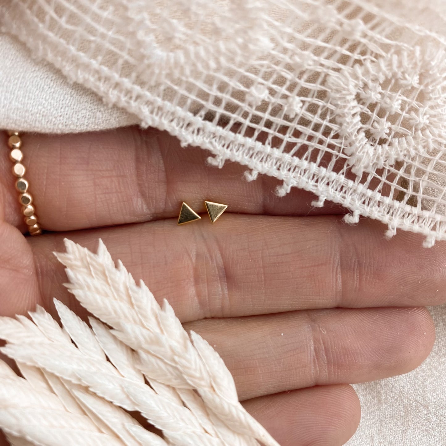 Tiny triangle studs - Gold