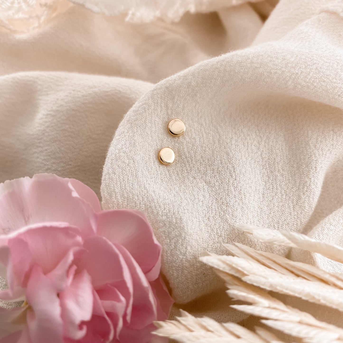 Tiny dot studs - Gold