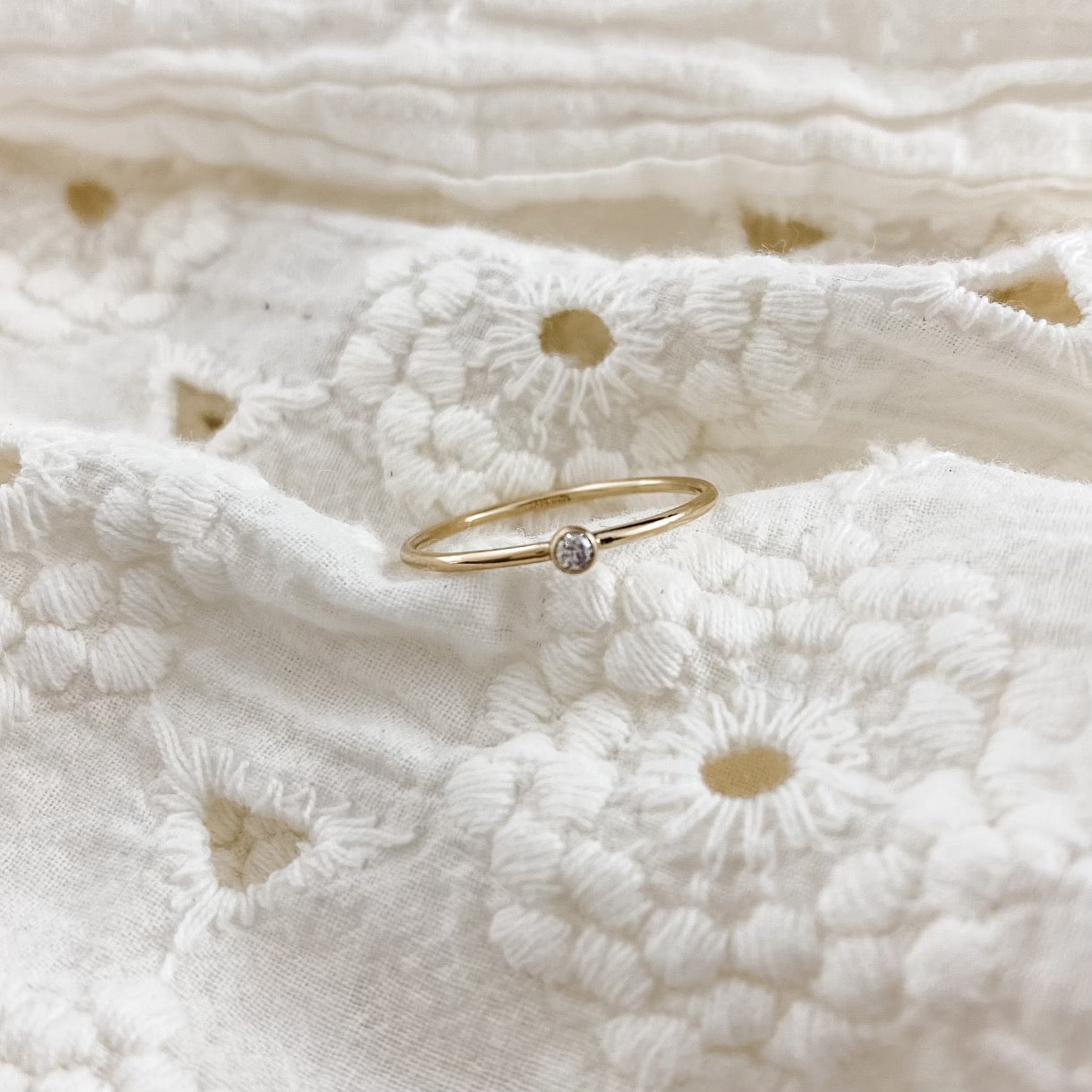 Single stone crystal ring - gold