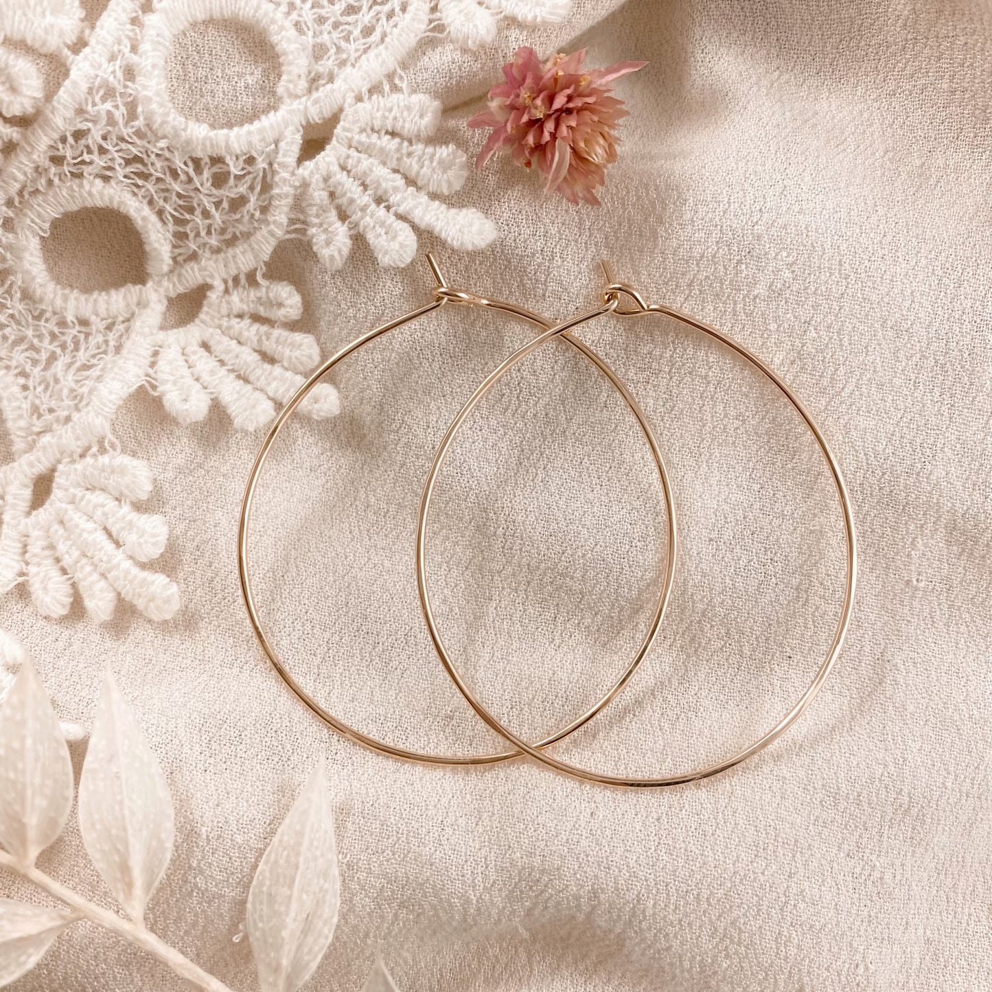 Medium hammered hoops - Gold