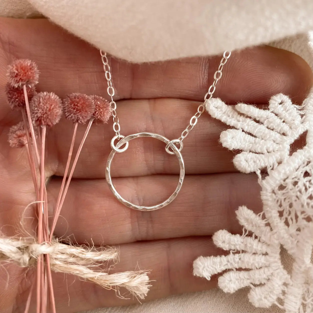 Single hammered infinity necklace - silver Lise's Pieces