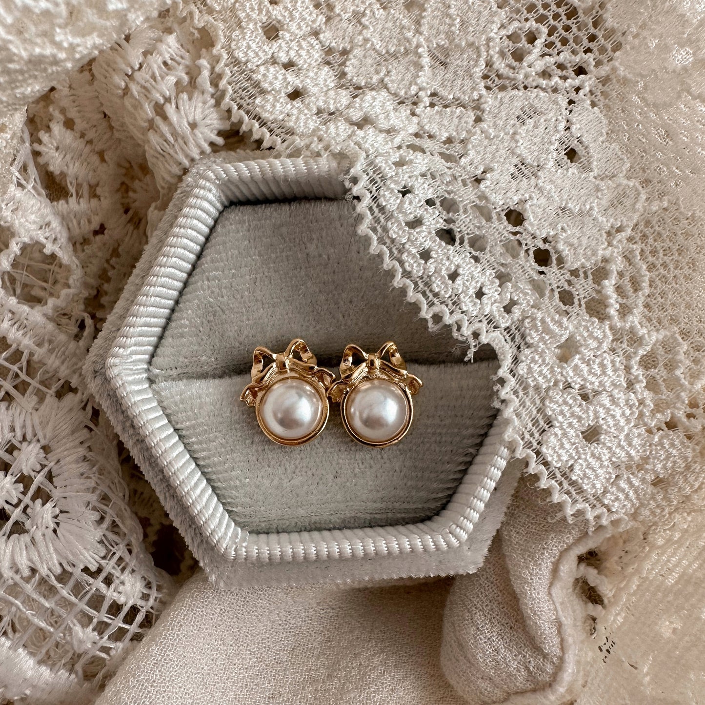 Pearl bow studs