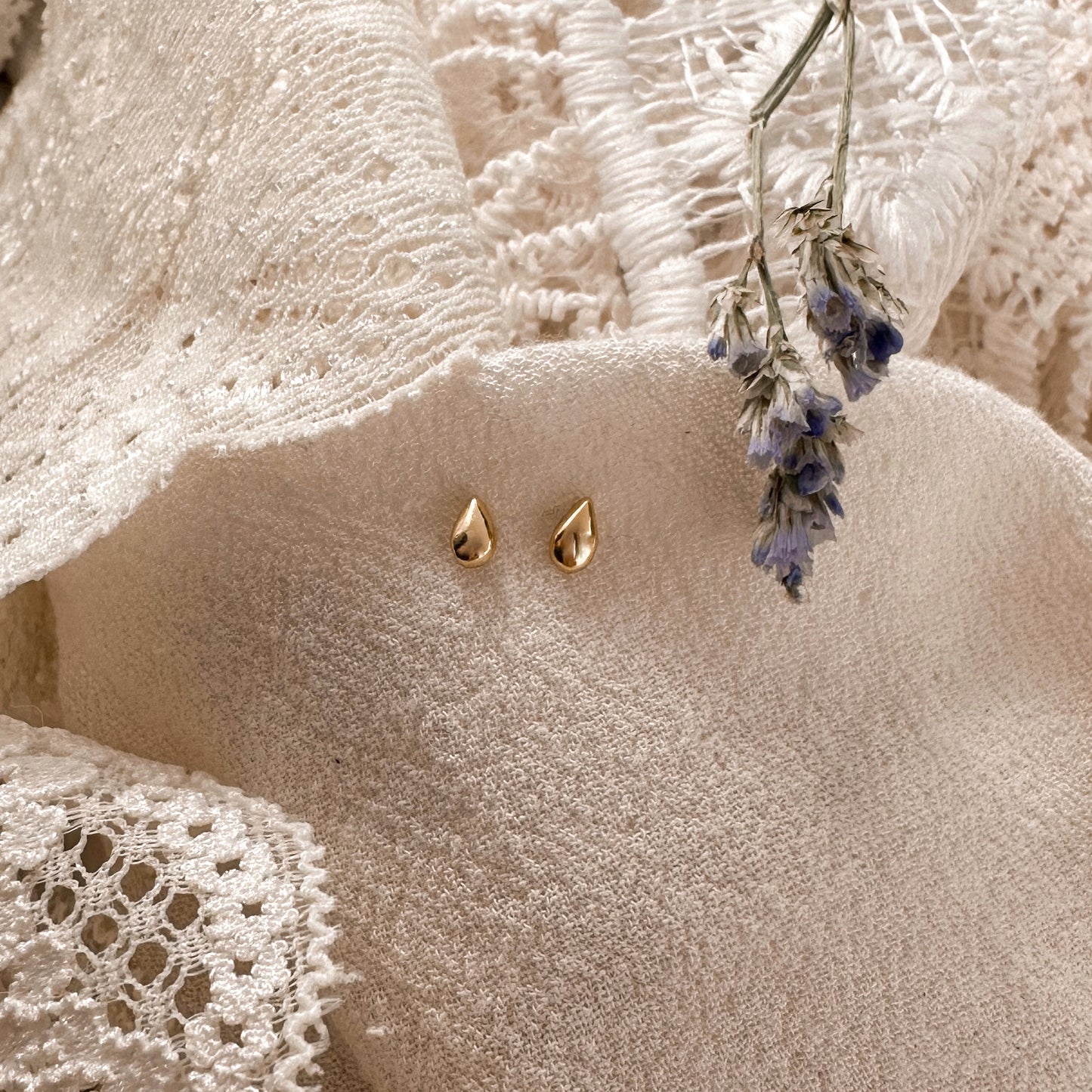 Tiny teardrop studs - gold