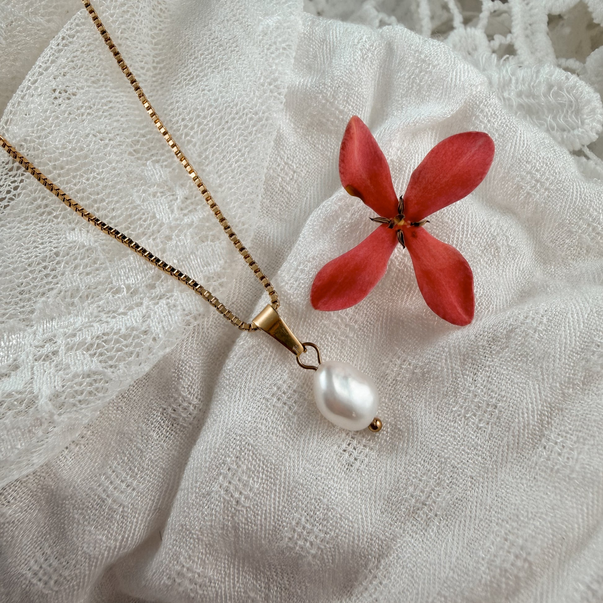 Pearl drop necklace Lise's Pieces