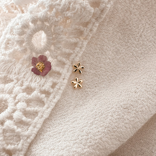 Teeny flower studs - gold