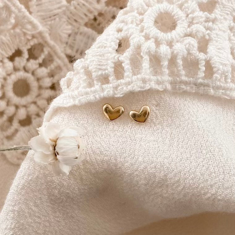 Sweetheart studs - gold