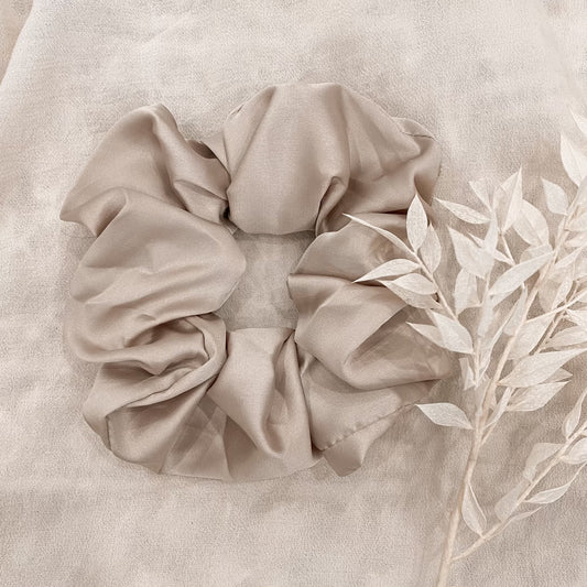 Luxe silk scrunchie - Cloud Grey
